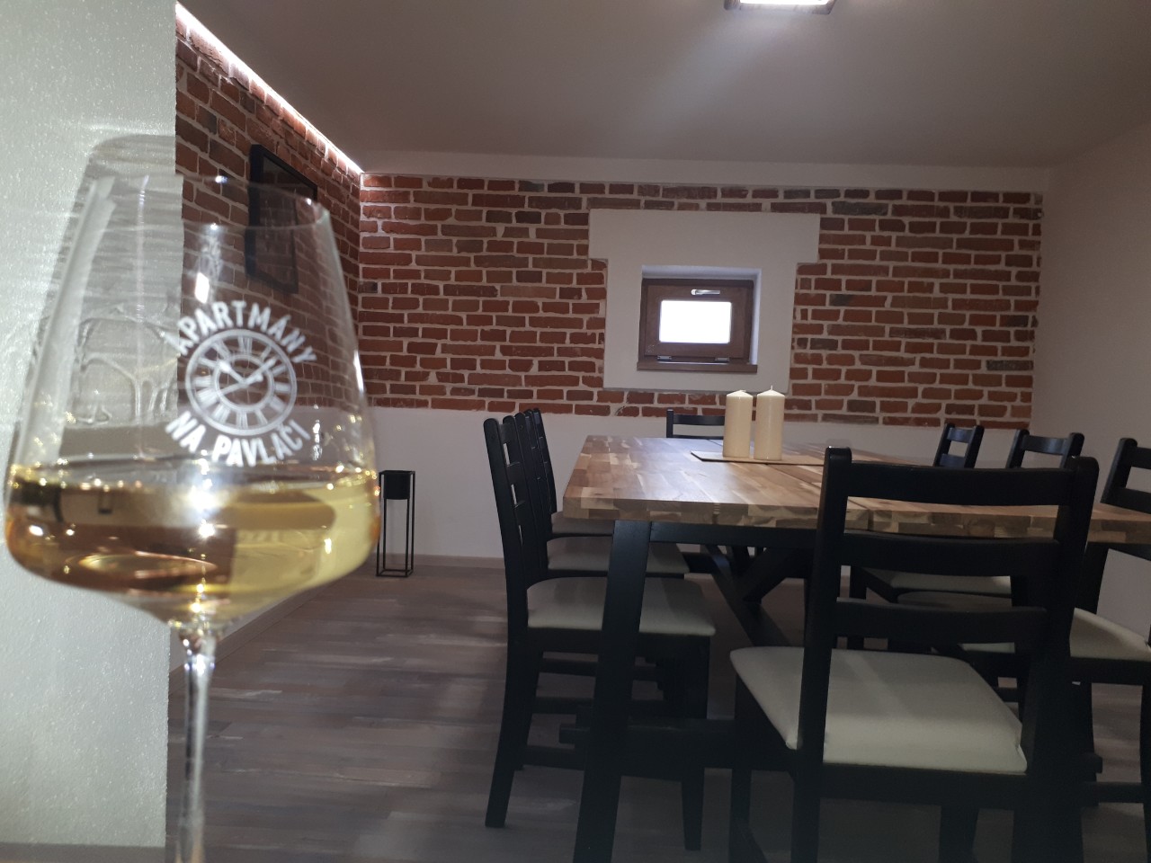 Vinný bar – sklepní místnost s cihelnými zdmi